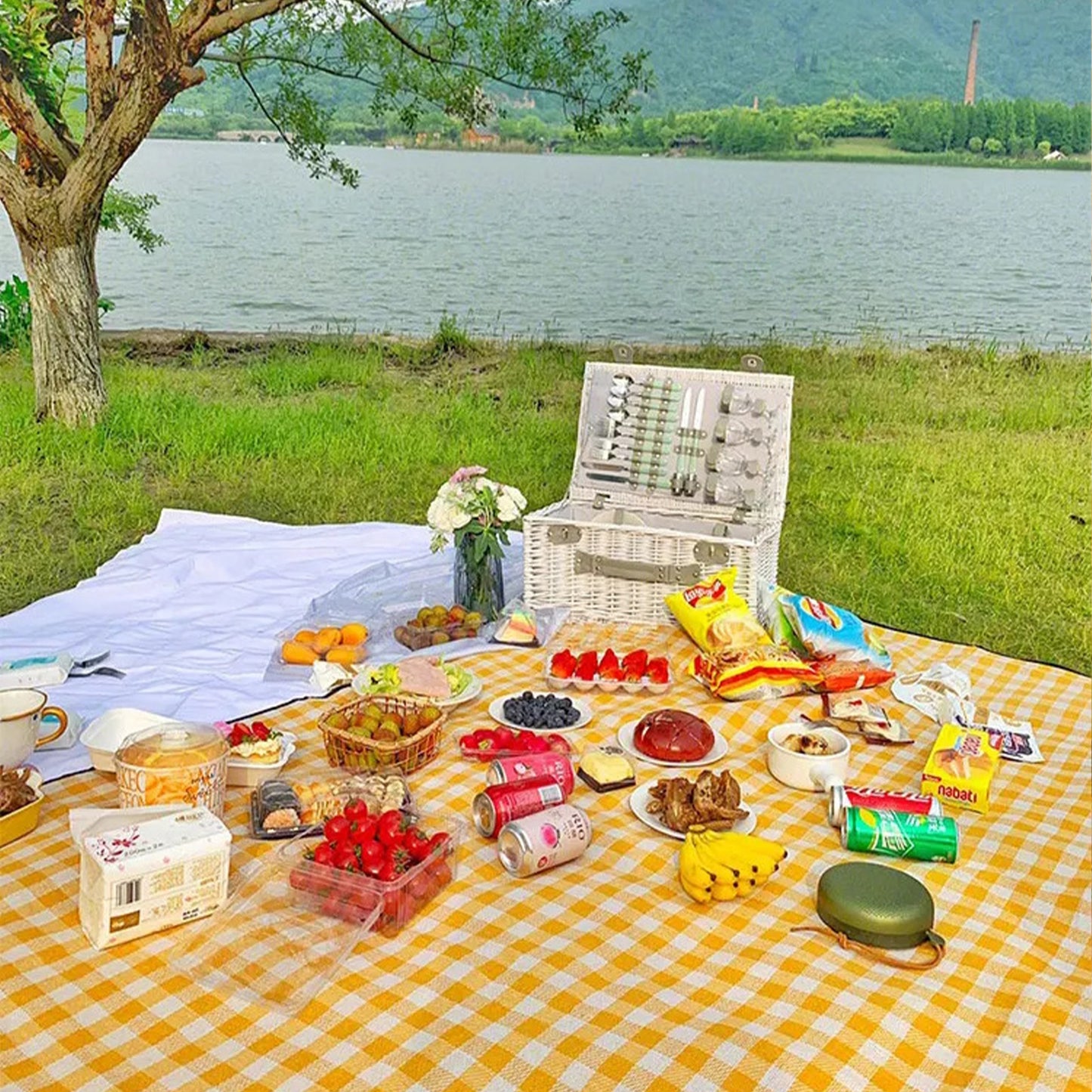 Mountgear Outdoor Waterproof Picnic Mat Damp-proof Mat Thickened Field Camp Mat Beach Mat